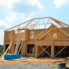 Wyburzenie budynku gospodarczego: Koszty, formalności, uniknij pułapek!