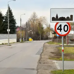 Co to jest teren zabudowany i jakie ma znaczenie dla kierowców?