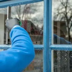 Jak usunąć żywicę z okna? Skuteczne metody na uporczywe plamy