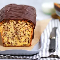Ein saftiger Ameisenkuchen mit Schokoladenglasur, perfekt für das nächste Kaffeekränzchen. Dieses Ameisenkuchen Rezept ist ein Genuss!