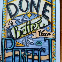 Detalle de **dibujos preciosos** con la frase "Done is better than perfect" en letras decoradas, con colores vibrantes y patrones.