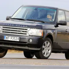 Czarny Range Rover L322 z polskimi tablicami rejestracyjnymi WF 93524 jedzie po drodze.