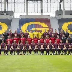 Drużyna Pogoni Szczecin w komplecie na tle trybun. Czekamy na kolejne udane pogoń szczecin transfery!