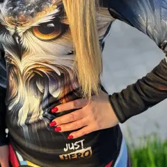 Koszulka biało czarna z nadrukiem sowy. Napis "JUST HERO" na dole.