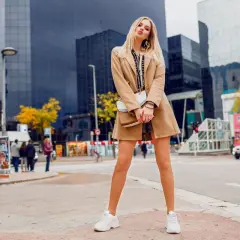 Spódnica i sneakersy: Stylowy komfort? Helena Górska radzi!