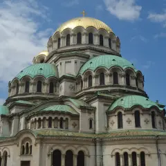 Katedra Aleksandra Newskiego w Sofii, z jej złotą kopułą i zielonymi dachami, góruje nad błękitnym niebem.