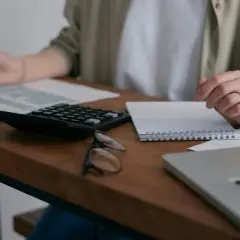 Jak obliczyć dochód do PFRON? Progi, zasady i przykłady