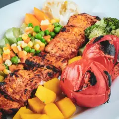Grillowany kurczak z warzywami: brokuły, pomidory, marchewka, groszek, kukurydza, kalafior, cukinia. Idealne danie, co jeść na redukcji.