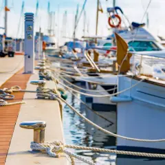 Moli con cime di barca a vela ormeggiate, pronte per la navigazione.