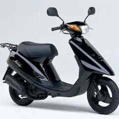 Ciclomotor negro Yamaha Jog, un clásico de los ciclomotores de los 90, con asiento y parrilla trasera.