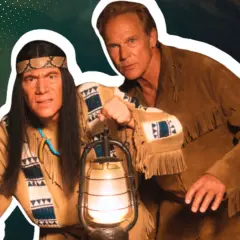 Zwei Männer, einer im Indianer-Look, halten eine Laterne. Ein Hinweis auf "das Kanu des Manitu stream".