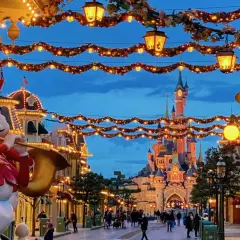 La calle principal de Disneyland Paris se ilumina con guirnaldas y faroles, anunciando que cuando empieza Halloween en Disneyland Paris, la magia se desborda.