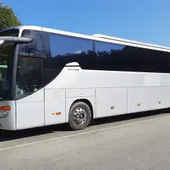 Ile kosztuje autokar za km? Przewodnik po stawkach i ukrytych kosztach