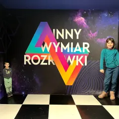Dzieci w kosmicznym pokoju zagadek w Warszawie. Nietypowe atrakcje dla dzieci, które przenoszą w inny wymiar.