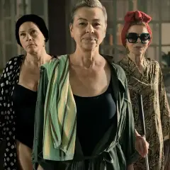 Trzy kobiety w różnym wieku, w tym jedna z laską, wyglądają na gotowe do akcji. Czy to co nowego na Netflix?