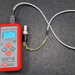 Tester QST-5 sprawdza czujnik ciśnienia klimatyzacji. Uszkodzony czujnik ciśnienia klimatyzacji objawy może sygnalizować nieprawidłowym odczytem.