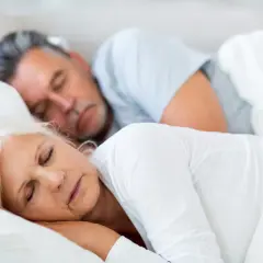 Starsza para śpi spokojnie. Dobry sen jest ważny, zwłaszcza przy cukrzycy.