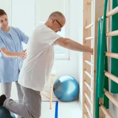 Rehabilitacja po endoprotezie biodra: Przewodnik krok po kroku