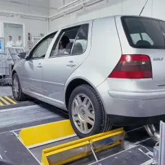 Un Volkswagen Golf en un banco de pruebas, diagnosticando posibles problemas del motor 1.6 TDI.