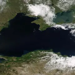 Widok satelitarny Morza Czarnego, które swym kształtem przypomina serce. Czy morze czarne to morze? Tak, to rozległy akwen otoczony lądami.