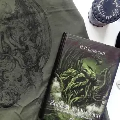 Zgroza w Dunwich H.P. Lovecrafta, mroczny motyw na koszulce, sakiewka z drzewem życia i runiczny amulet.