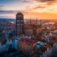 Zachód słońca nad Gdańskiem. Sprawdź pogodę Gdańsk 10 dni, by zaplanować spacer po urokliwym Starym Mieście.