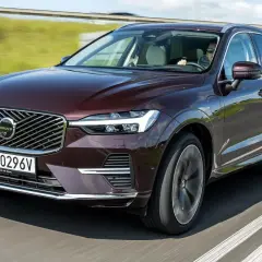 Elegancki, bordowy Volvo XC60 w ruchu. Sprawdź aktualną volvo xc60 cena i wybierz swój wymarzony SUV.