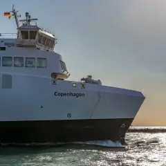 Prom "Copenhagen" zbliża się do Danii, mijając latarnię morską.