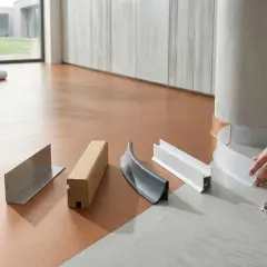 Vari diversi profili per battiscopa, tra cui legno e metallo, pronti per capire come mettere i battiscopa.