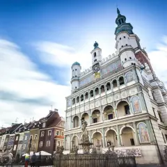 Ratusz w Poznaniu i kolorowe kamieniczki na Starym Rynku. Warto sprawdzić ceny mieszkań Poznań, by zamieszkać w tak urokliwym miejscu.