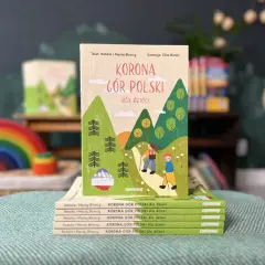 Książka "Korona Gór Polski dla dzieci" z ilustracją pasm górskich i dwójką dzieci wędrujących po szlaku. Idealna mapa dla małych odkrywców polskich gór.