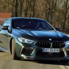 Zielone BMW M8 na torze. Zastanawiasz się nad jego **bmw m8 cena**?