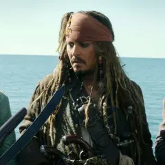 Jack Sparrow, Carina Smyth och Henry Turner på däck. Rollistan i Pirates of the Caribbean samlad.