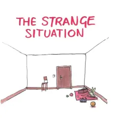 Una stanza vuota con una sedia, una porta e oggetti sparsi sul tappeto. La scritta "The Strange Situation" in rosso suggerisce un'atmosfera surreale.