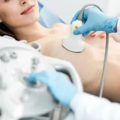 Badanie USG piersi u młodej kobiety. Mammografia w wieku 30 lat to ważny krok w dbaniu o zdrowie.
