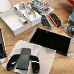 Zawartość pudełka Nintendo Switch: konsola, dwa kontrolery Joy-Con (niebieski i pomarańczowy), stacja dokująca i kable.
