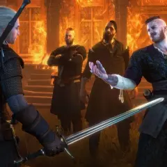 Geralt z Rivii w ogniu, w tle płonący budynek i trzej mężczyźni. Scena z gry "Serce z kamienia film".