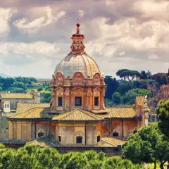 La Chiesa dei Santi Luca e Martina, capolavoro di Pietro da Cortona, domina il paesaggio romano con la sua maestosa cupola.