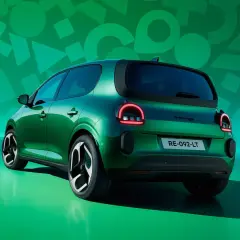 Grön Renault Twingo med modern design. Njut av tryggheten med renault nybilsgaranti.