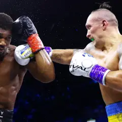 Usyk trafia Joshu w głowę podczas zaciętej walki.