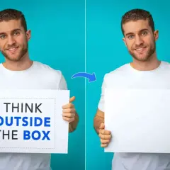 Mężczyzna trzyma tabliczkę z napisem "THINK OUTSIDE THE BOX", a obok ta sama tabliczka jest pusta. Pokazano, jak usunąć coś ze zdjęcia.