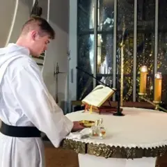 Kto jest patronem ministrantów i dlaczego warto go znać? Historia i znaczenie