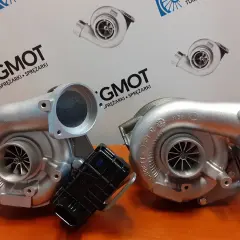 Dwa turbosprężarki, jedna z nich to hybrydowy turbo, na tle logo REG MOT.
