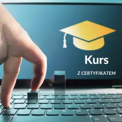 Darmowy kurs fotografii online z certyfikatem. Palce na klawiaturze, ekran laptopa z symbolem dyplomu i napisem "Kurs z certyfikatem".