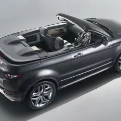 Czarny kabriolet Range Rover Evoque, model 2025, z otwartym dachem, prezentuje luksusowe wnętrze i sportowy design.