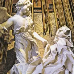 Scultura barocca: un angelo con una freccia tocca la Beata Ludovica Albertoni, in un momento di estasi divina.