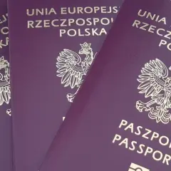 Trzy polskie paszporty, gotowe na podróż do Norwegii. Dokumenty z godłem Polski i napisem "Unia Europejska Rzeczpospolita Polska".