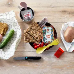 Zdrowe przekąski na dietę przed maratonem: krakersy, ser, jajko, pomidorki, ogórek, ziemniak, kiełbaski i ryba w puszce.
