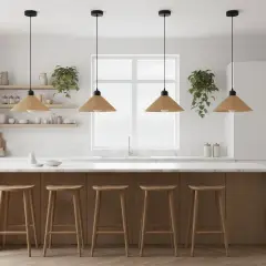 Cocina moderna con isla y taburetes de madera. Cuatro lámparas alargadas de mimbre cuelgan sobre la isla, creando un ambiente cálido.