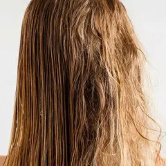 Cabello castaño, una mitad lisa y brillante, la otra con aspecto seco y pelo fosco.